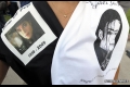 Un fan poarta un tricou in memoria artistului