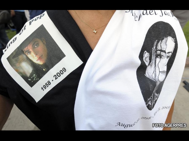 Un fan poarta un tricou in memoria artistului