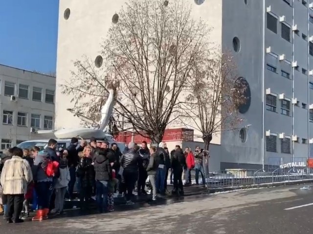 Protest La Spitalul Judetean Din Valcea Dupa Ce Un Copil A Intrat