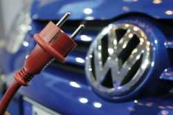 VW Golf Twin Drive, modelul care se incarca la priza va fi produs in 2015